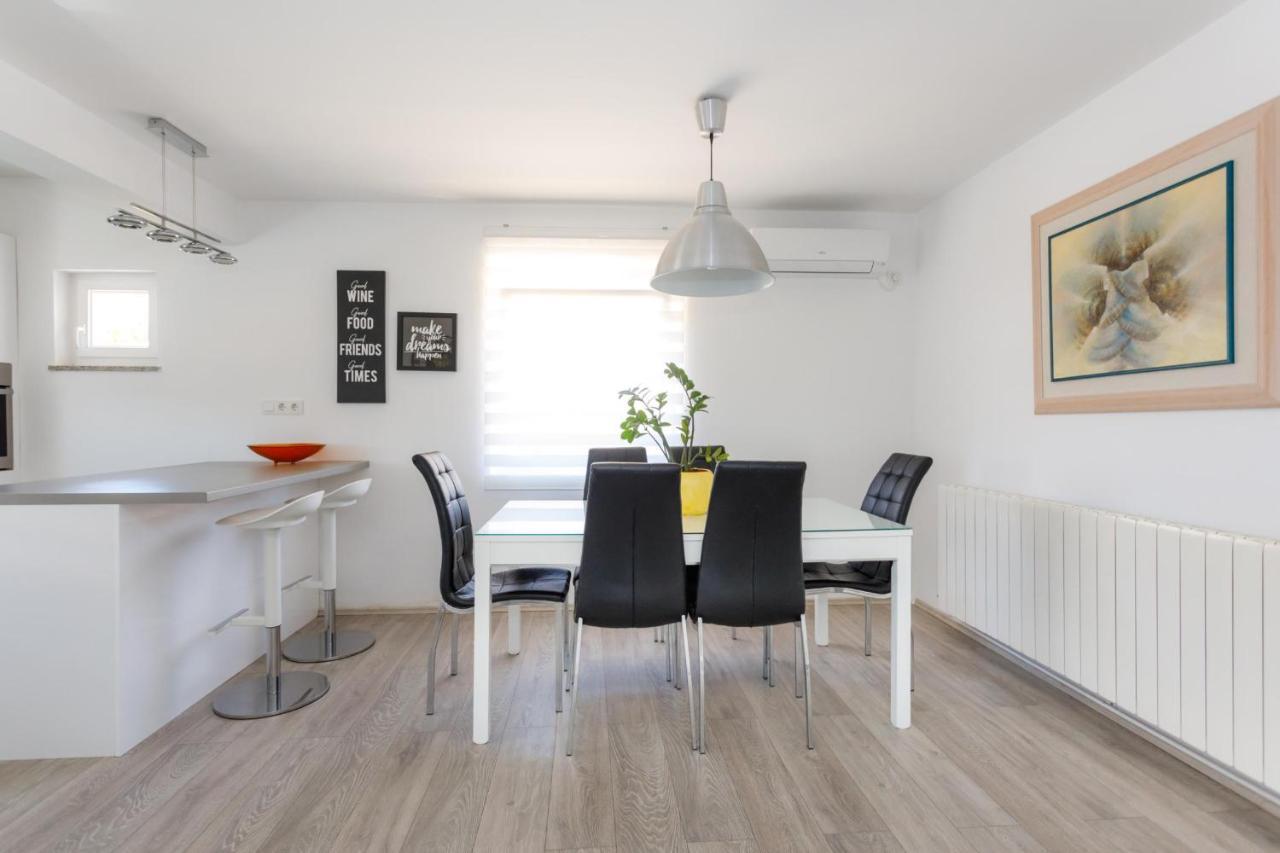 Apartman Laura Krk Town Exterior photo
